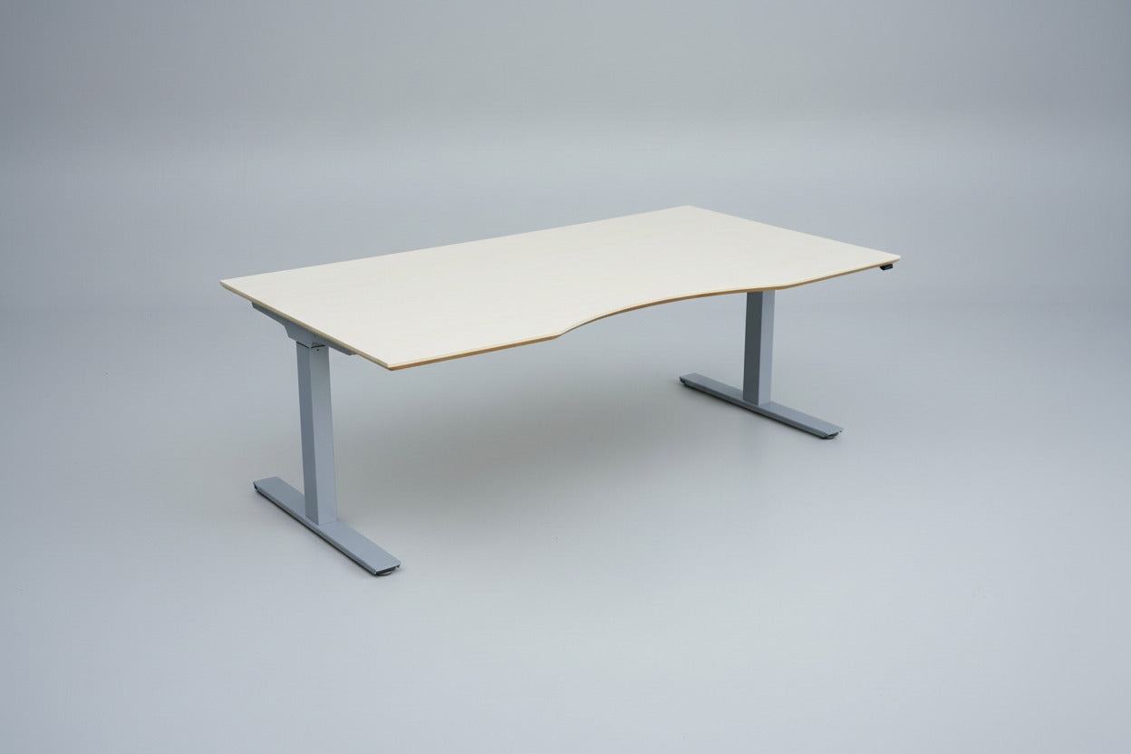 Holmris B8 hæve-sænkebord 180x100 cm i bøg med mavebue og gråt Linak stel – set forfra